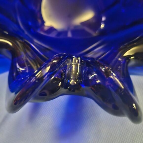 Beautiful vintage cobalt blue glass ashtray bowl ruffled or "handkerchief" top - Picture 3 of 4